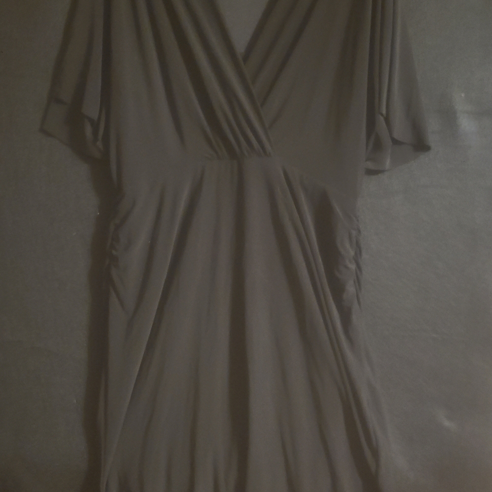 Jones Wear Black Midi Dress with V-Neck